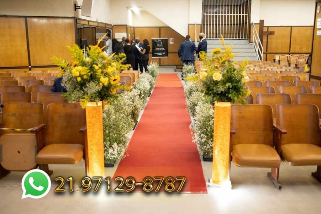 Casamento coletivo da Igreja Universal com passadeira vermelha e colunas para caminho de igreja disponíveis para aluguel.