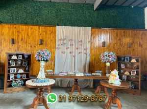 Decoração de casamento rústico com cristaleiras e mesas de madeira para aluguel no Rio de Janeiro