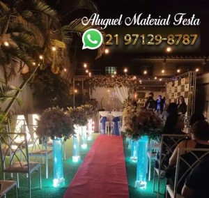 Casamento coletivo da Igreja Universal com passadeira vermelha e colunas para caminho de igreja disponíveis para aluguel.