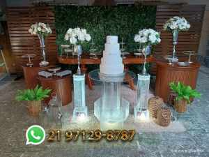 Decoração para casamento e 15 anos com mesa chafariz borbulhante, Muro Inglês e arranjos brancos