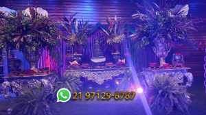 Aluguel de mesa Luis XV cinza para festa de 15 anos decorada com arranjos de flores e iluminação sofisticada no Rio de Janeiro