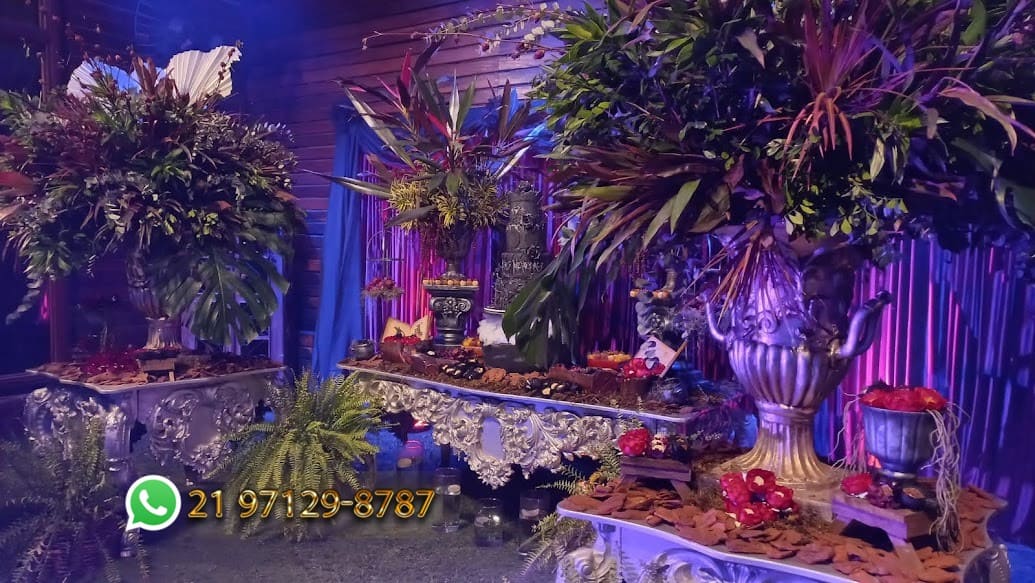 Decoração completa de festa de 15 anos com mesa Luis XV cinza, flores e iluminação de alto padrão no Rio de Janeiro